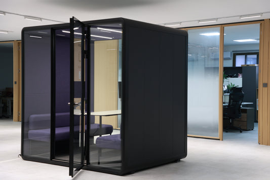 集中と会話を両立 ― ネクストウェーブが選んだサウンドフリーブースという働き方